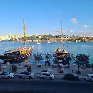 Spacious Seafront Next To Sliema-valeta Ferry Appartamento Sliema